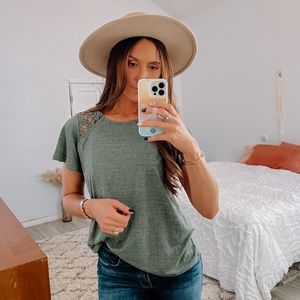 Cable & Gauge green floral lace flutter sleeve top • Size large